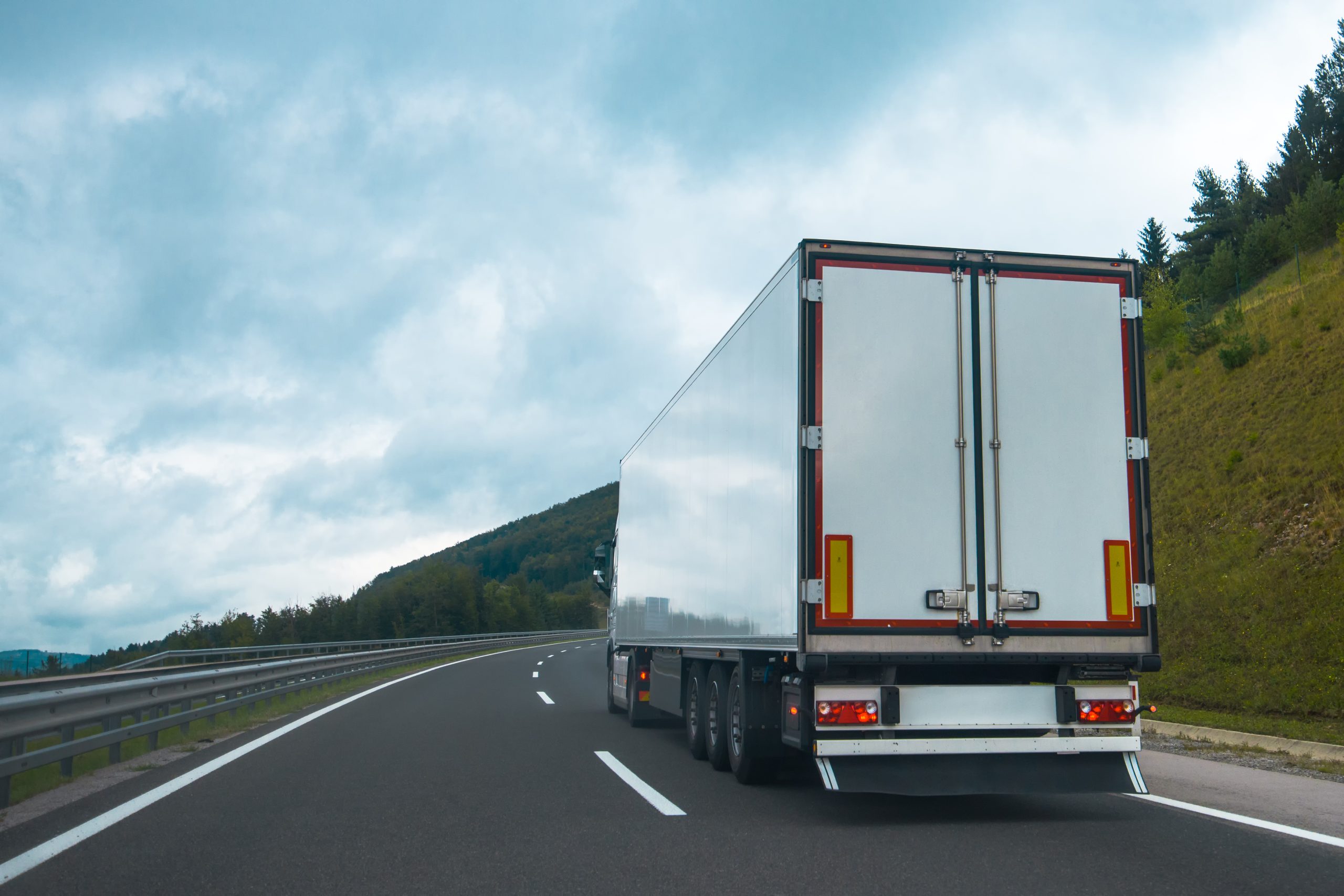 Camión de transporte en carretera nacional