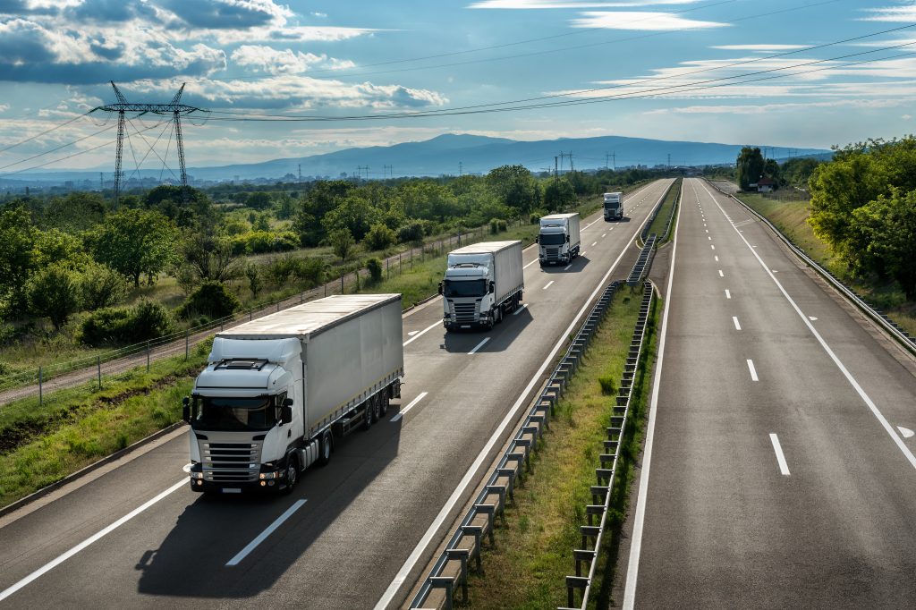 Camión de transporte en autopista